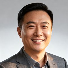某国际运动品牌中国区电竞营销总监王磊的头像照片，一位四十岁左右的商务男士，面带微笑，穿着灰色西装。